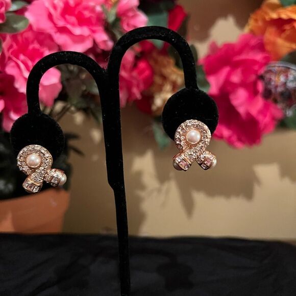 VINTAGE Swan Signed Swarovski Earrings Clip On Crystals - Picture 1 of 7